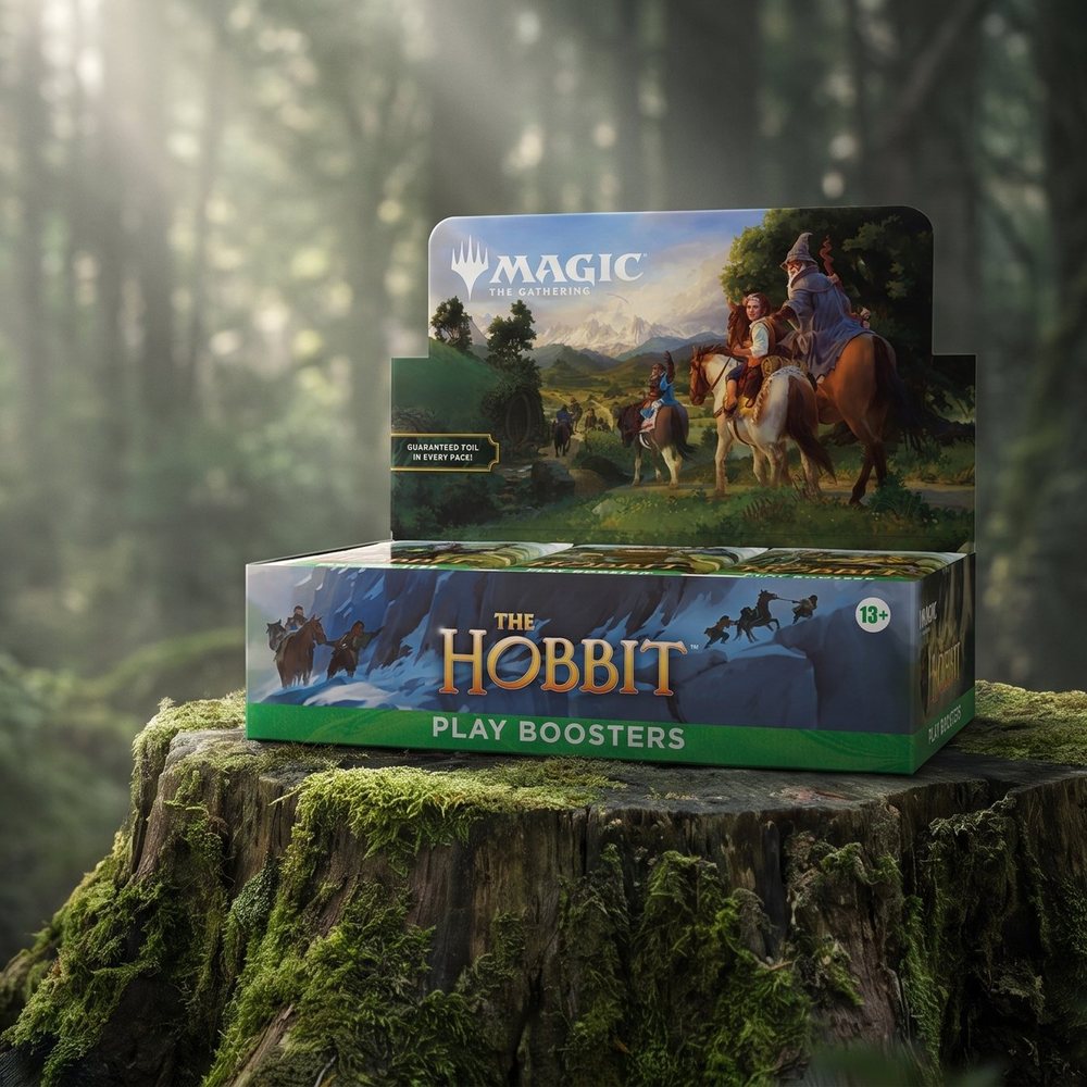 MTG The Hobbit Play Booster dėžė ant samanoto kelmo